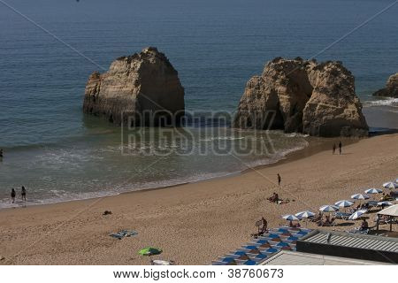 PORTIMAO โปรตุเกส - 16 oct: นักท่องเที่ยวและชาวบ้านพักอุณหภูมิอ่อนตามบริเวณชายหาดช็อปปิ้ง