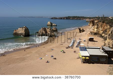 PORTIMAO โปรตุเกส - 16 oct: นักท่องเที่ยวและชาวบ้านพักอุณหภูมิอ่อนตามบริเวณชายหาดช็อปปิ้ง