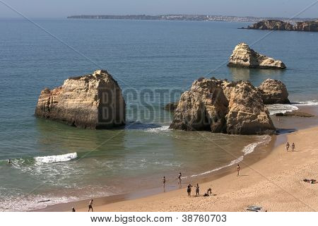 PORTIMAO โปรตุเกส - 16 oct: นักท่องเที่ยวและชาวบ้านพักอุณหภูมิอ่อนตามบริเวณชายหาดช็อปปิ้ง