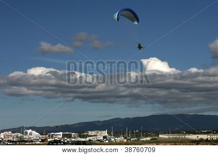 FERRAGUDO โปรตุเกส - 13 oct: ผู้นำร่องพลังงาน paraglider ลอยใกล้กับ Arade แม่วันที่ 13 ตุลาคม 2
