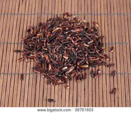 arroz preto sobre esteira de bambu
