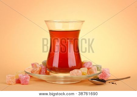 Glas türkischen Tee und Freude, Rahat auf Beige Hintergrund