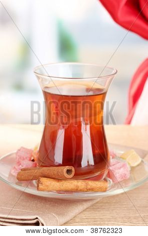 Glas türkischen Tee und Rahat Lokum auf Holztisch