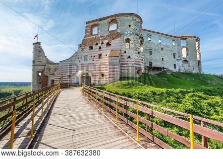 Janowiec Castle. Renaissance Castle Built In Between 1508-1526. In Janowiec, Poland.