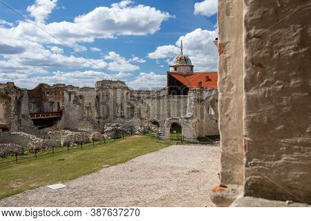 Janowiec, Poland - August 28, 2020: Ruins Of A Renaissance Castle. View Of Courtyard In Janowiec Cas