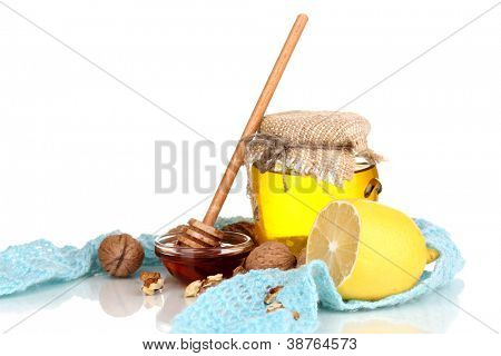 Gesunde Zutaten für die Stärkung der Immunität auf warmen Schal, isolated on white