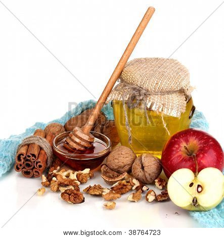 Gesunde Zutaten für die Stärkung der Immunität auf warmen Schal, isolated on white