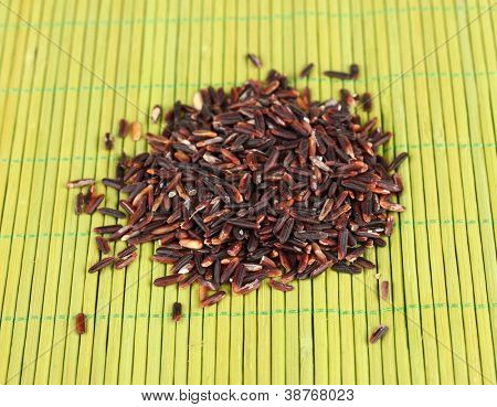 arroz preto sobre esteira de bambu