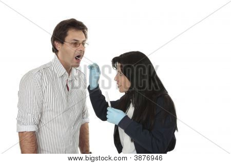 นักสืบที่ทำงานหลักฐานทางนิติวิทยาศาสตร์