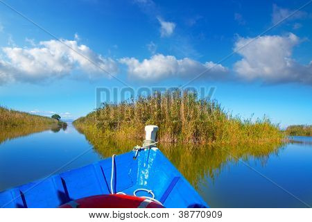Mavi tekne da Albufera Valencia göl güneşli mavi gökyüzü gün yelken