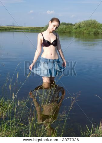 Dziewczyna w rzece