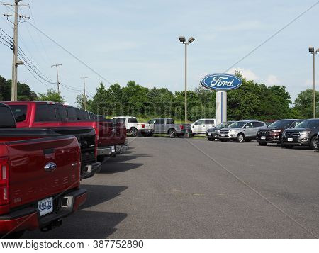 Luray, Usa - June 6, 2019: Image The Marlow Ford Dealer In Luray.
