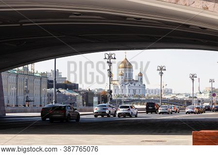Moscow, Russia - September 27, 2020: Car Traffic On Kremlin Embankment Under Bolshoy Moskvoretsky Br