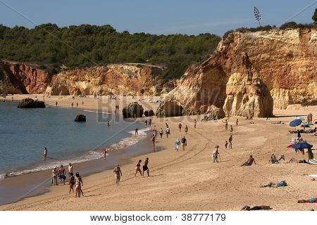 PORTIMAO โปรตุเกส - 16 oct: นักท่องเที่ยวและชาวบ้านพักอุณหภูมิอ่อนตามบริเวณชายหาดช็อปปิ้ง