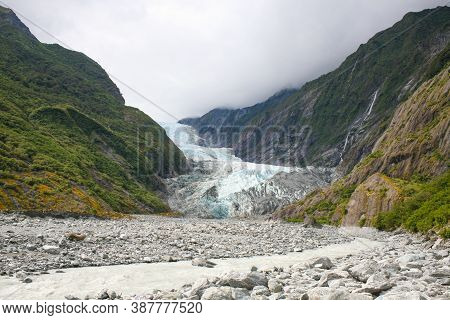 Franz Josef Glacier Is A 12 Km (7.5 Mi) Long Temperate Maritime Glacier In Westland Tai Poutini Nati