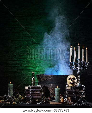 Halloween stilleben Hintergrund mit vielen verschiedenen Elementen