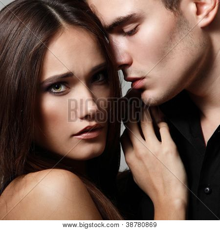 Coppia di passione sexy, belle giovane femmine e maschi affronta closeup, studio colpo