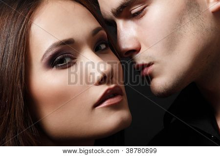 Coppia di passione sexy, belle giovane femmine e maschi affronta closeup, studio colpo