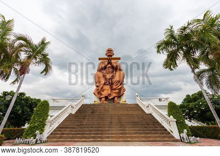 Phra Luang Pho Toongyai, Wat Bot, Which Is An Important Tourist Attraction In Pathum Thani Province 