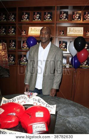 LOS ANGELES - okt 19: Evander Holyfield deltager 50 års fødselsdagsfest for Evander Holyfield på 