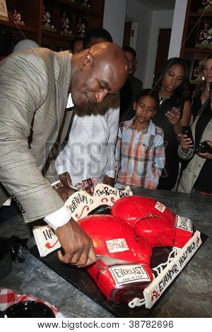 LOS ANGELES - okt 19: Evander Holyfield deltager 50 års fødselsdagsfest for Evander Holyfield på 