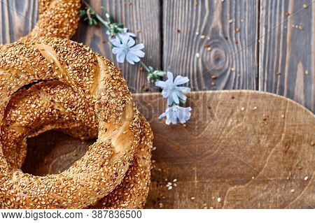 Freshly Baked Simit On A Wooden Table - Sesame Seed Bun Flat Lay With Copy Space (turkish Bagel - Ge