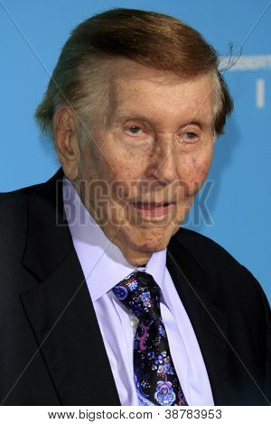 LOS ANGELES - 23 de OCT: Sumner Redstone llega en el estreno de 