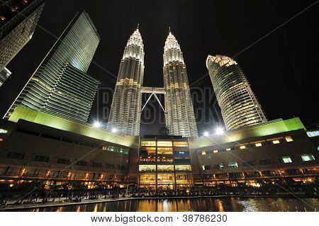 KUALA LUMPUR, MALAYSIA - 24 AUGUST: Petronas Twin Towers natten på August 24, 2012 i Kuala Lumpur