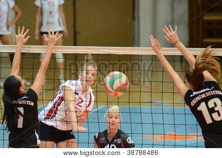 KAPOSVAR, Ungarn - 7 oktober: Zsanett Pinter (i hvidt) i aktion på den ungarske I. League volley