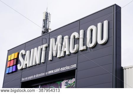 Bordeaux , Aquitaine / France - 09 25 2020 : Saint-maclou Logo And Sign On Entrance Store Chain Bran