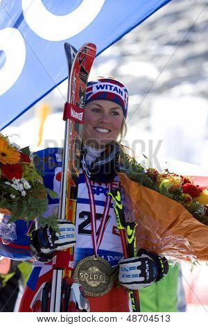 SOELDEN, AUSTRIA -OCT 25: GBR Alcott Chemmy z jej medal w slalomie kobiet wyścigu na 