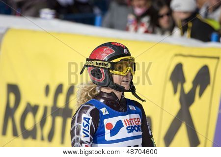 SOELDEN, AUSTRIA -OCT 25: Sarah SCHLEPER USA konkurencyjnych w torze slalom gigant kobiet przez Retten