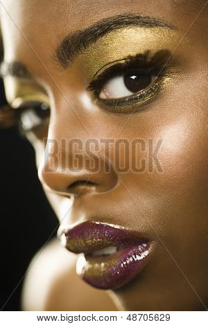 Vértes portré egy afro-amerikai nő, a highfashion smink