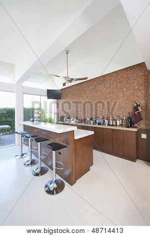 Bar sayacı ve yüksek beyaz tavan ile şişe