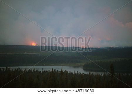 Incendio boschivo in Wabush, Labrador, Canada.  Wabush incendio nella foresta in cui la città di Wabush dovuto Evac
