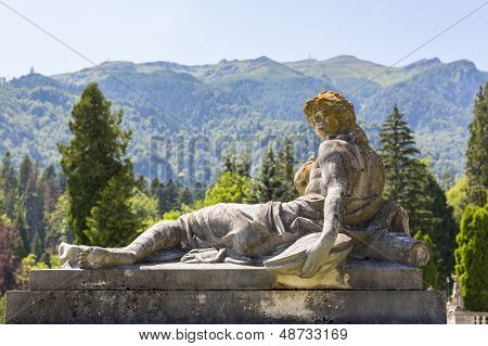 Statua di donna antico su piedistallo