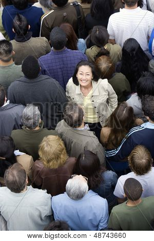 Retrato de mulher chinesa asiático feliz, parados no meio do povo