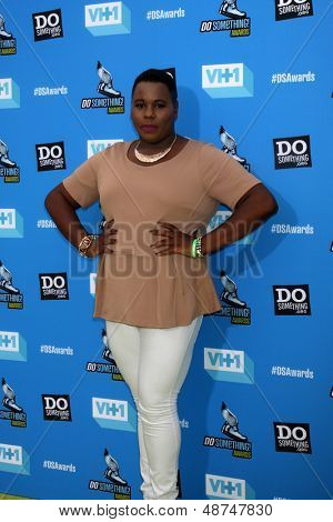 LOS ANGELES - JUL 31: Alex Newell ankommer til den 2013 gøre noget Awards på Avalon på juli 31,