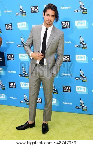 LOS ANGELES - JUL 31: Avan Jogia kommt bei den 2013 tun etwas Awards auf der Avalon am 31, 