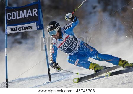 VAL D ' ISERE FRANKREICH. 12.11.2010. LARSSON Markus (SWE) greift ein Kontrolle-Tor während der FIS alpine s