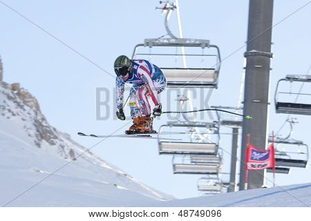 VAL D'ISERE RANSKAN. 18-12-2010. Stacey Cook (USA) vie ilmaa aikana naisten syöksylaskukilpailu 