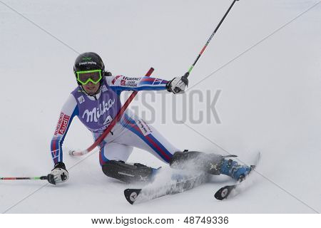 VAL ISERE FRANCIA. 19/12/2010. Marion Pellissier (FRA) viene colpita sul petto con un gat di controllo