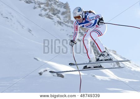 VAL D'ISERE RANSKAN. 18-12-2010. Lissu Revillet (FRA) vie ilmaa aikana naisten syöksylasku 