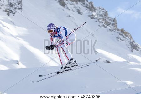 VAL D'ISERE RANSKAN. 18-12-2010. Ingrid Caterinassa (FRA) vie ilmaa aikana naisten syöksylasku 