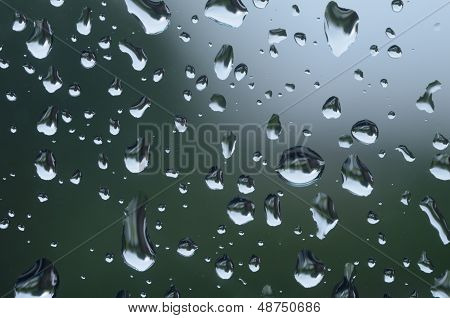 ปิดฝนหยดบนหน้าต่าง