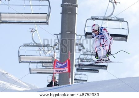 VAL D'ISERE FRANCIE. 18-12-2010. Andrea Fischbacherová (AUT) bere do vzduchu během sjezd žen