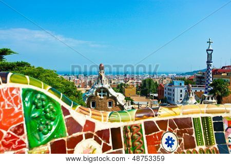 BARCELONA, Španělsko - 19. července: Keramická mozaika Park Guell na 19 července 2013 v Barceloně, Španělsko. Park Gue