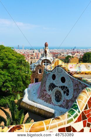 Barcellona, Spagna - 19 luglio: Mosaico ceramico Parco Guell su 19 luglio 2013 a Barcellona, Spagna. Gue Park