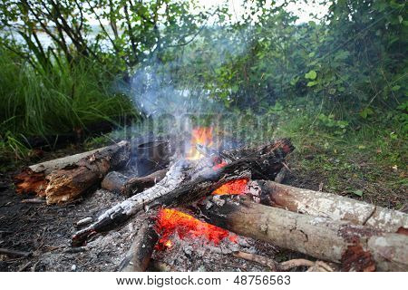 Das Feuer am Ufer eines Flusses