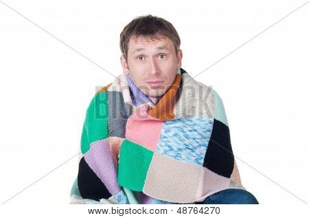 Homme enveloppé dans une couverture chaude grelottant de froid